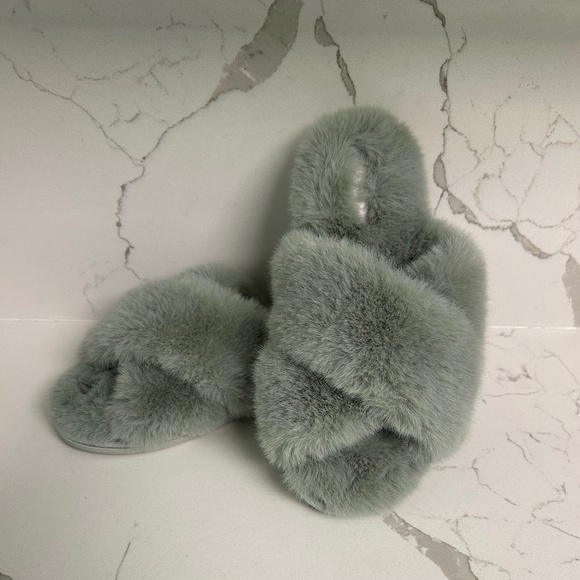 Kooba Memory Foam Faux Fur Spa Slippers US S (5-6) - Picture 1 of 6